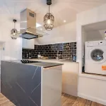 Ideal Uxbridge Hub, 3 Bed Flat Next To The Station
