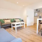 Ideal Uxbridge Hub, 3 Bed Flat Next To The Station