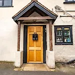Ideal Uxbridge Hub, 3 Bed Flat Next To The Station