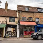 Ideal Uxbridge Hub, 3 Bed Flat Next To The Station