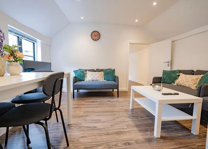 Ideal Uxbridge Hub, 3 Bed Flat Next To The Station