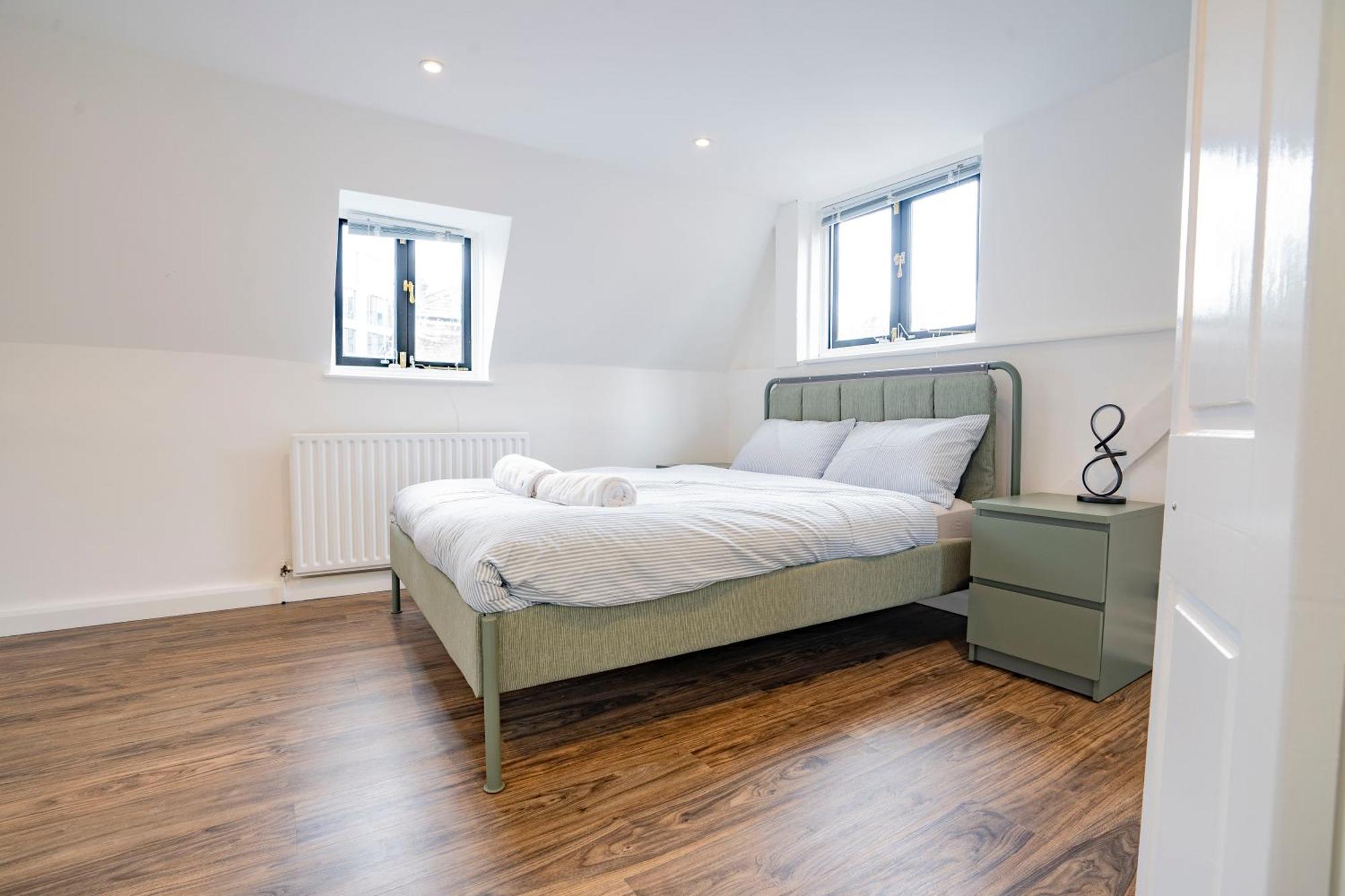 Apartment Ideal Hub, 3 Bed Flat Next To The Station *
