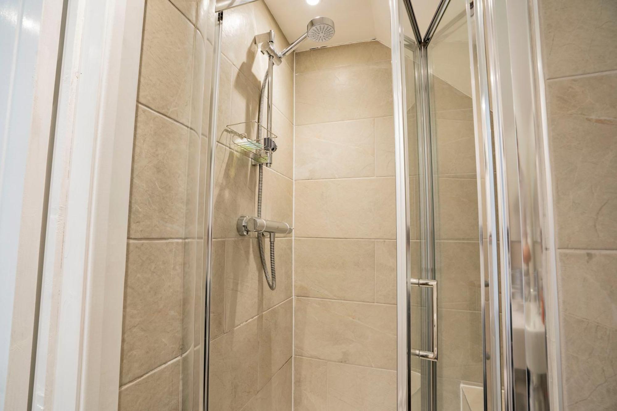 Apartment Ideal Hub, 3 Bed Flat Next To The Station Uxbridge