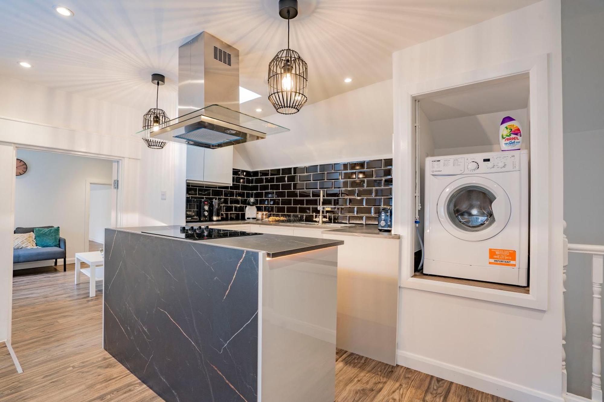 Ideal Hub, 3 Bed Flat Next To The Station * Uxbridge