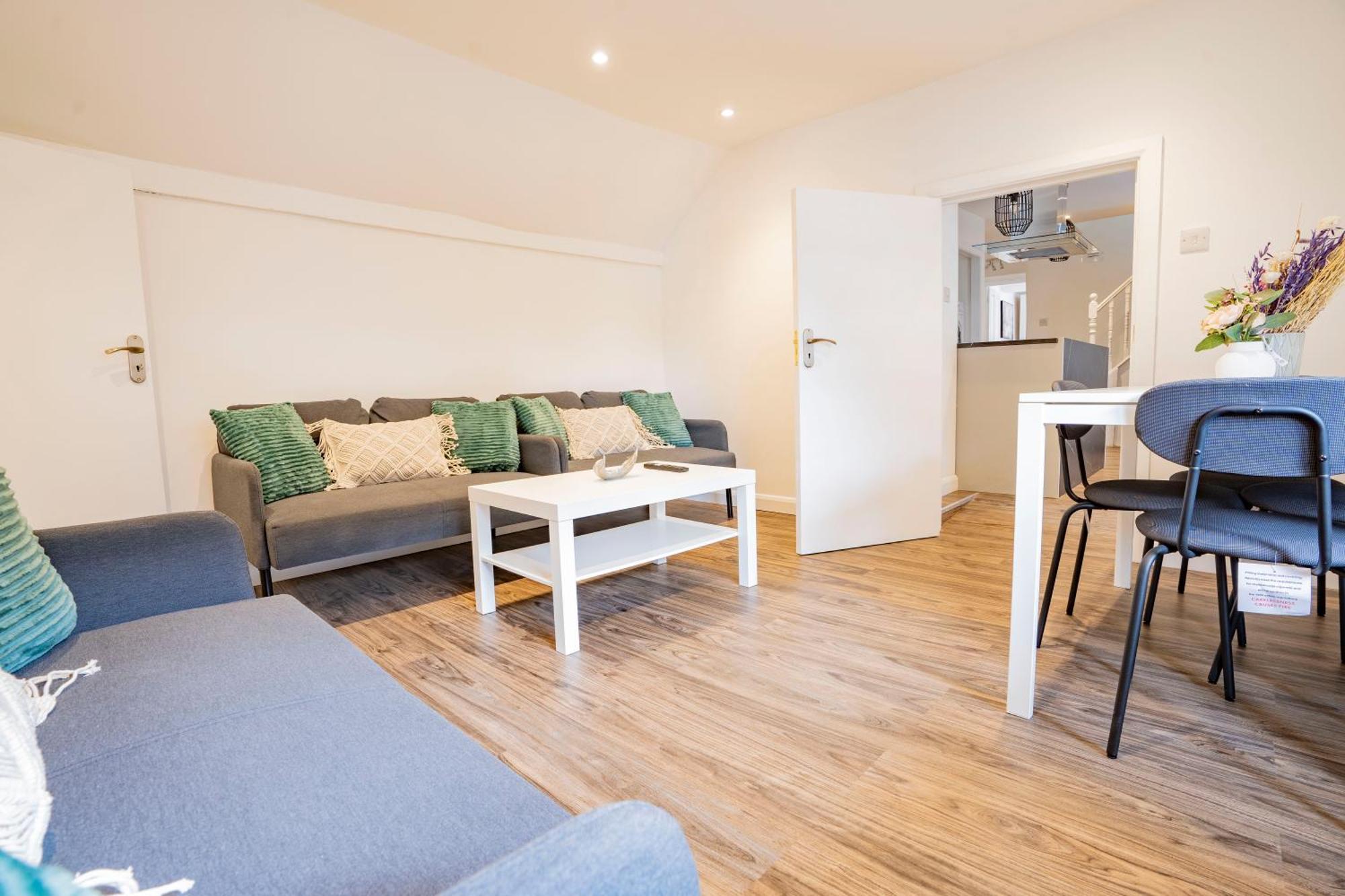 Apartment Ideal Hub, 3 Bed Flat Next To The Station Uxbridge
