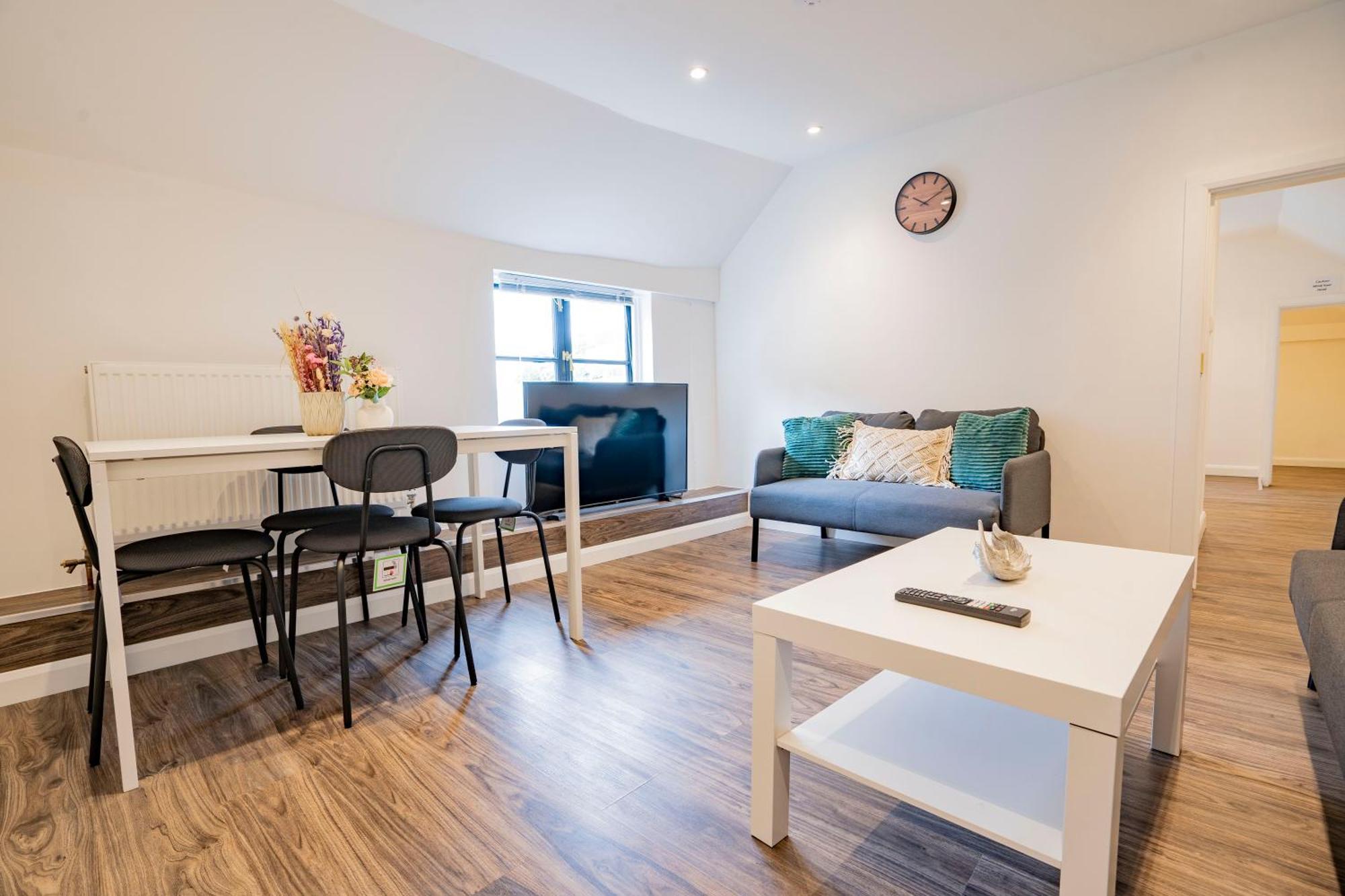 Ideal Hub, 3 Bed Flat Next To The Station *