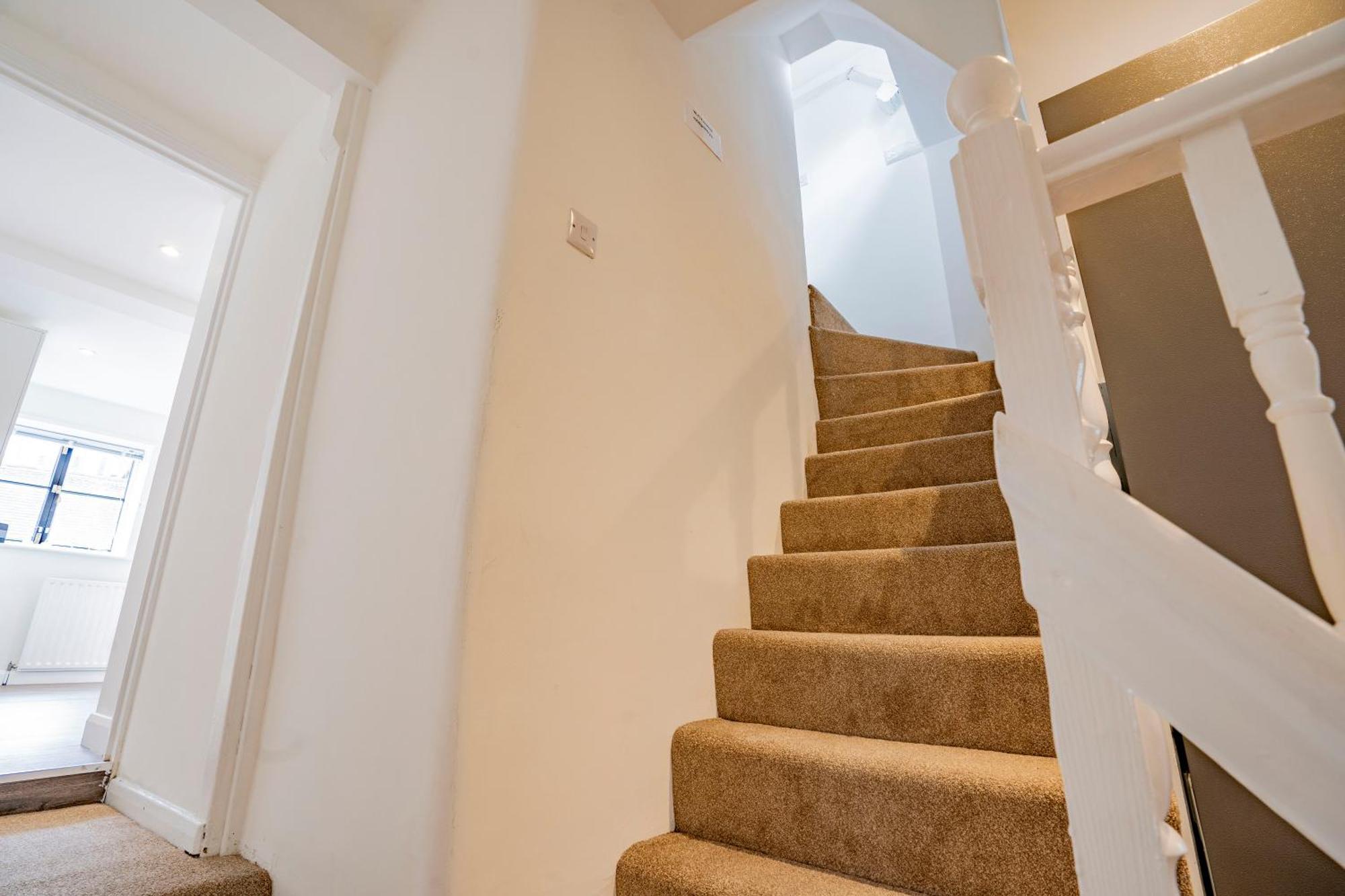 Ideal Hub, 3 Bed Flat Next To The Station Apartment *