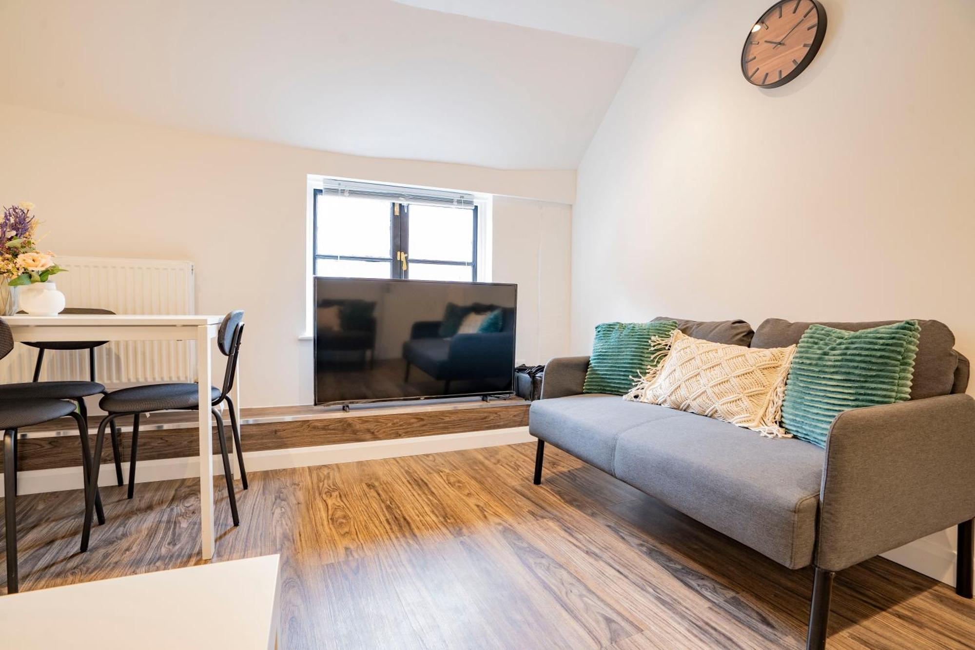 Ideal Hub, 3 Bed Flat Next To The Station Apartment Uxbridge