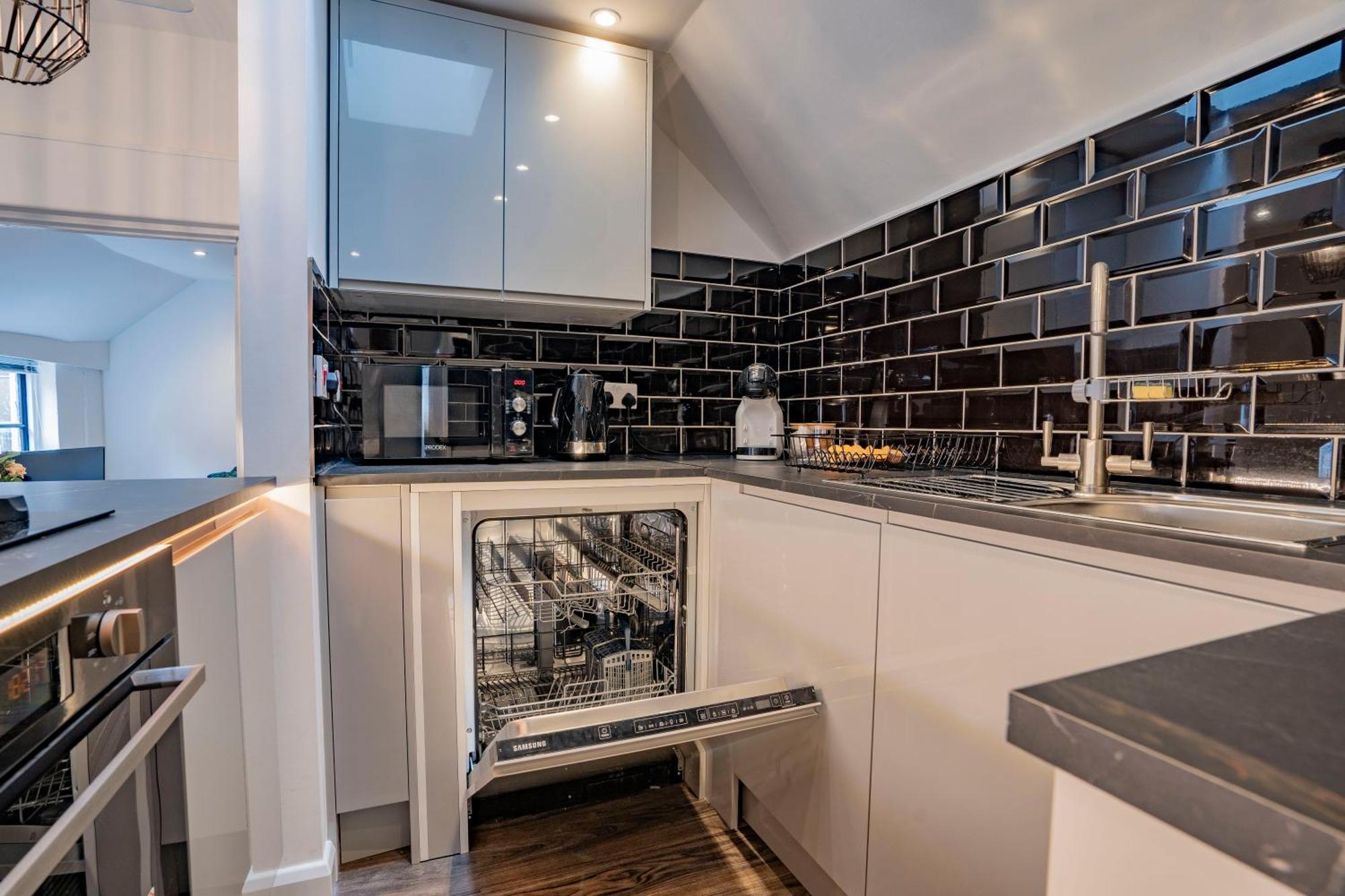 Ideal Hub, 3 Bed Flat Next To The Station Uxbridge
