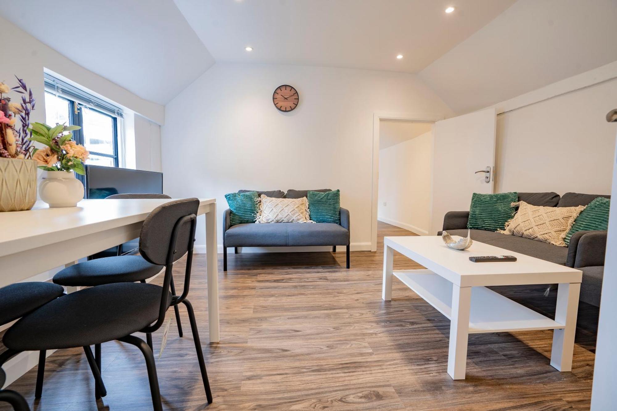 Apartment Ideal Hub, 3 Bed Flat Next To The Station