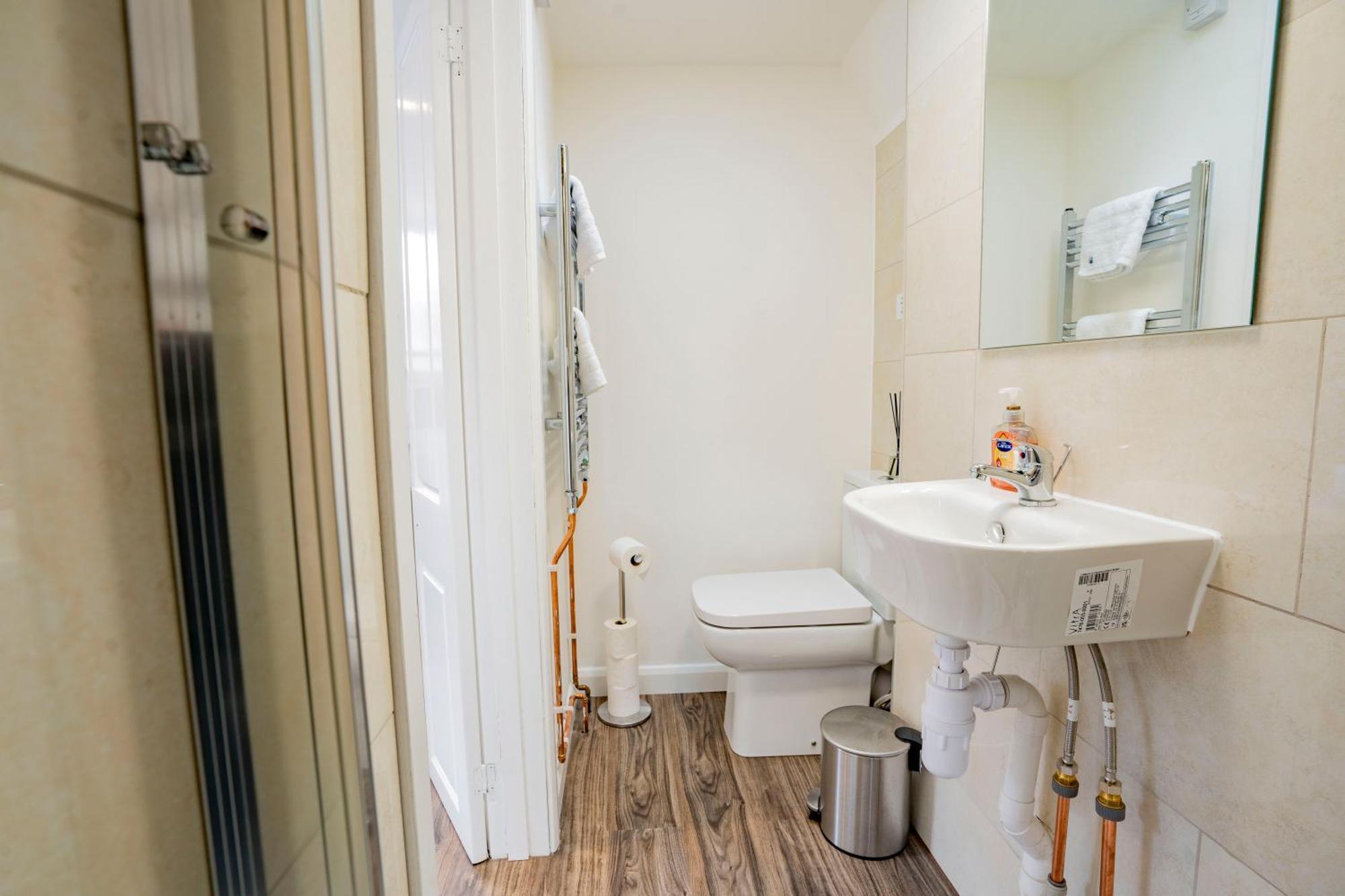 Ideal Hub, 3 Bed Flat Next To The Station Apartment *