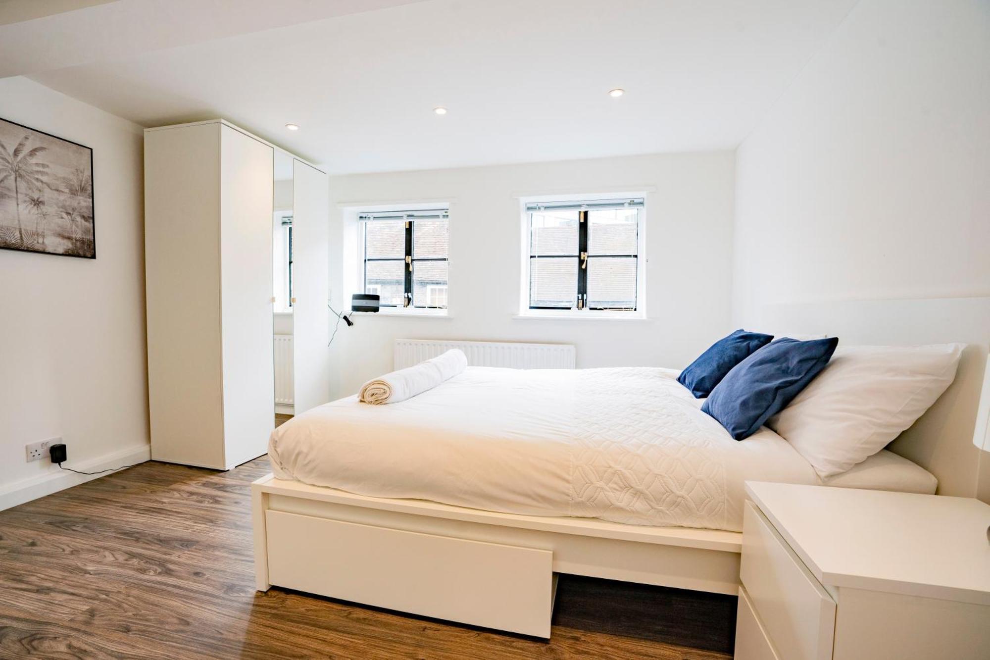 Ideal Hub, 3 Bed Flat Next To The Station *