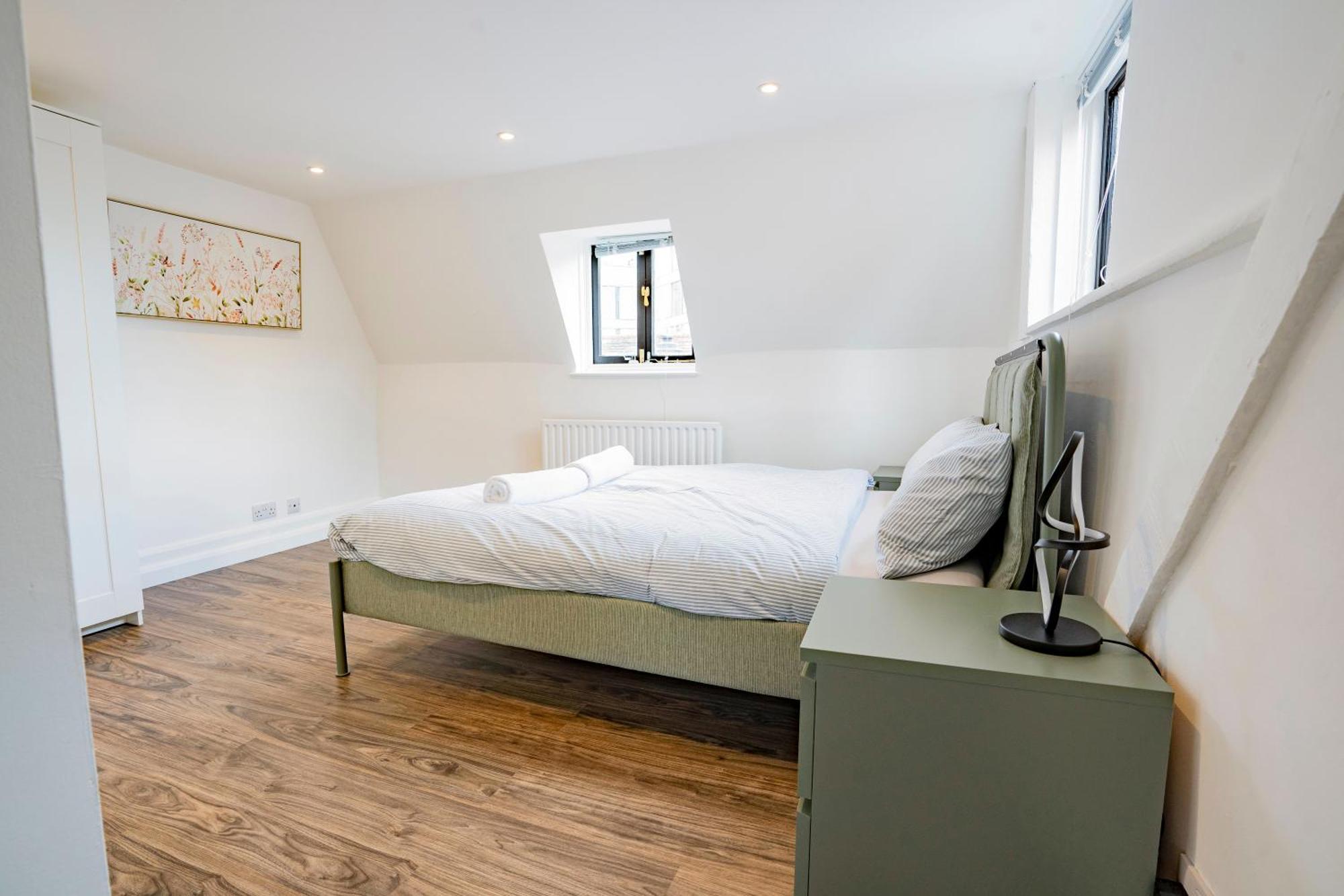 Ideal Hub, 3 Bed Flat Next To The Station * Uxbridge