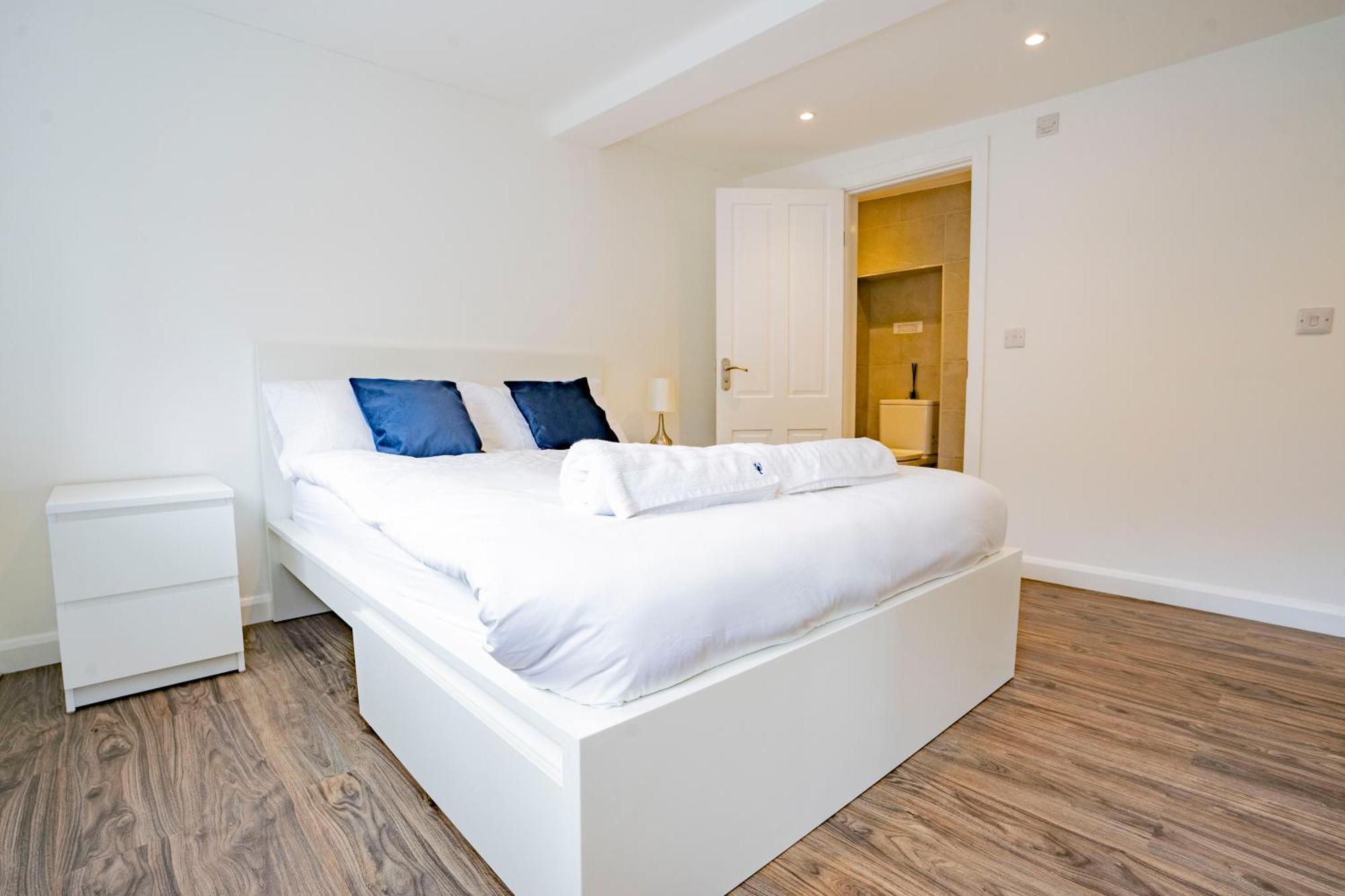 Apartment Ideal Hub, 3 Bed Flat Next To The Station Uxbridge