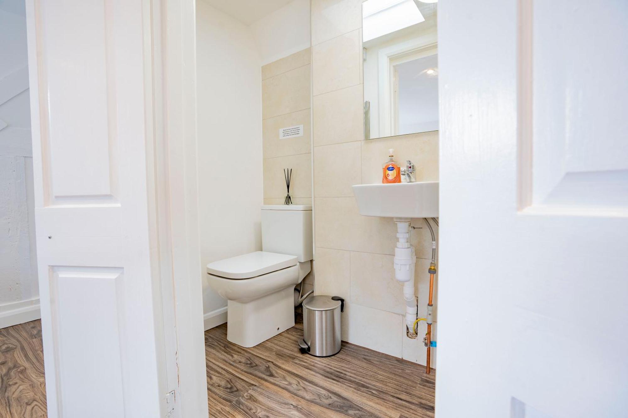 Ideal Hub, 3 Bed Flat Next To The Station Apartment *