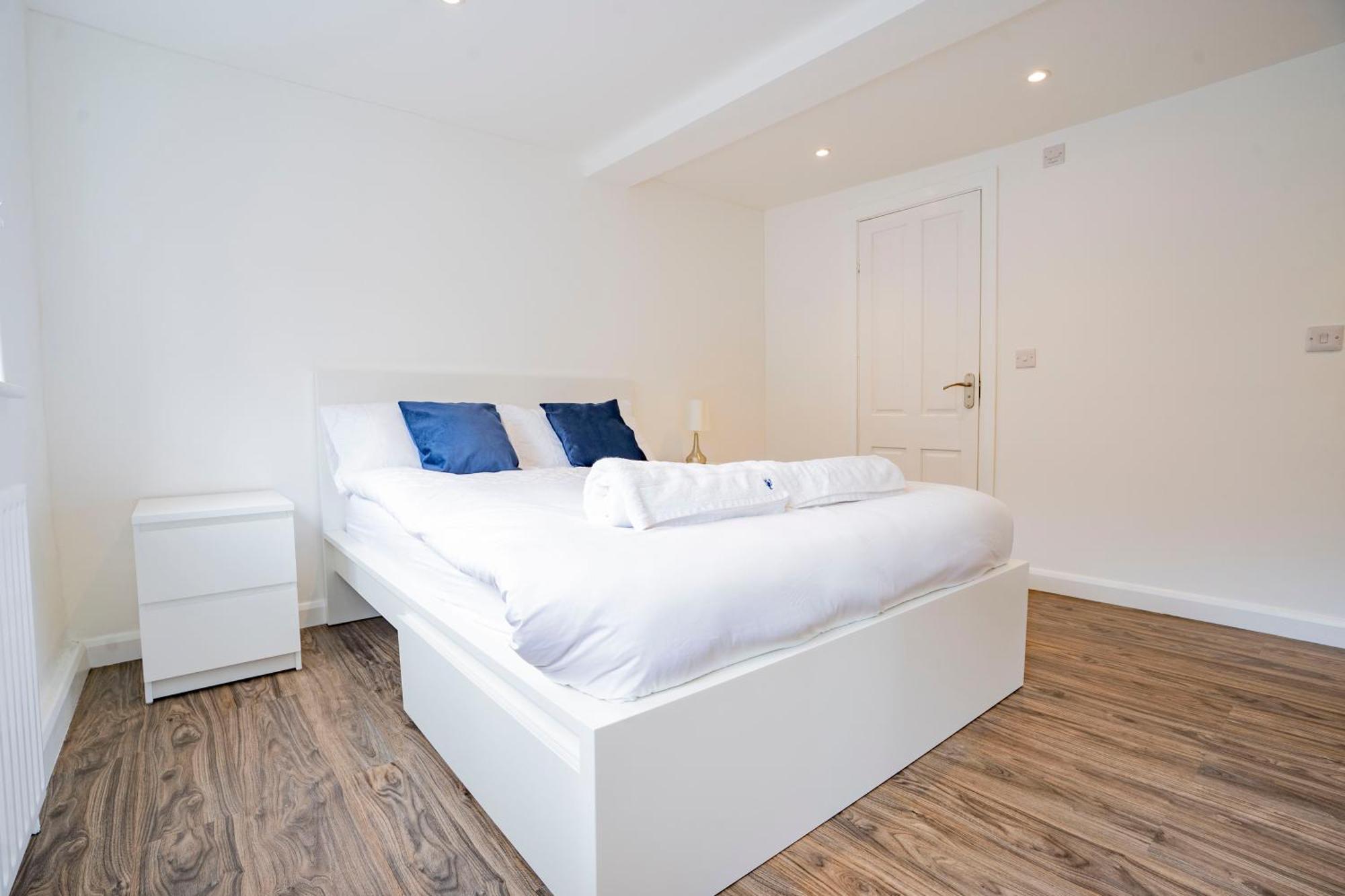 Apartment Ideal Hub, 3 Bed Flat Next To The Station *