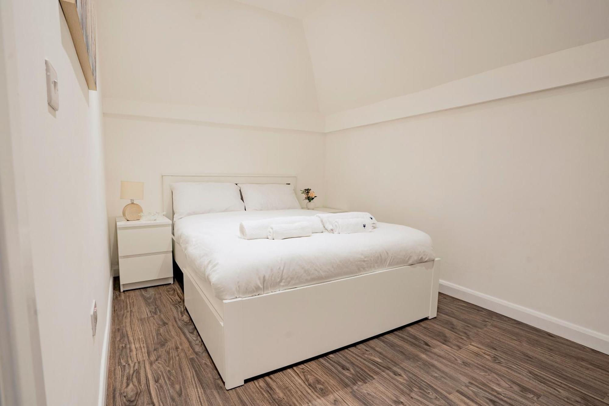 Apartment Ideal Hub, 3 Bed Flat Next To The Station *