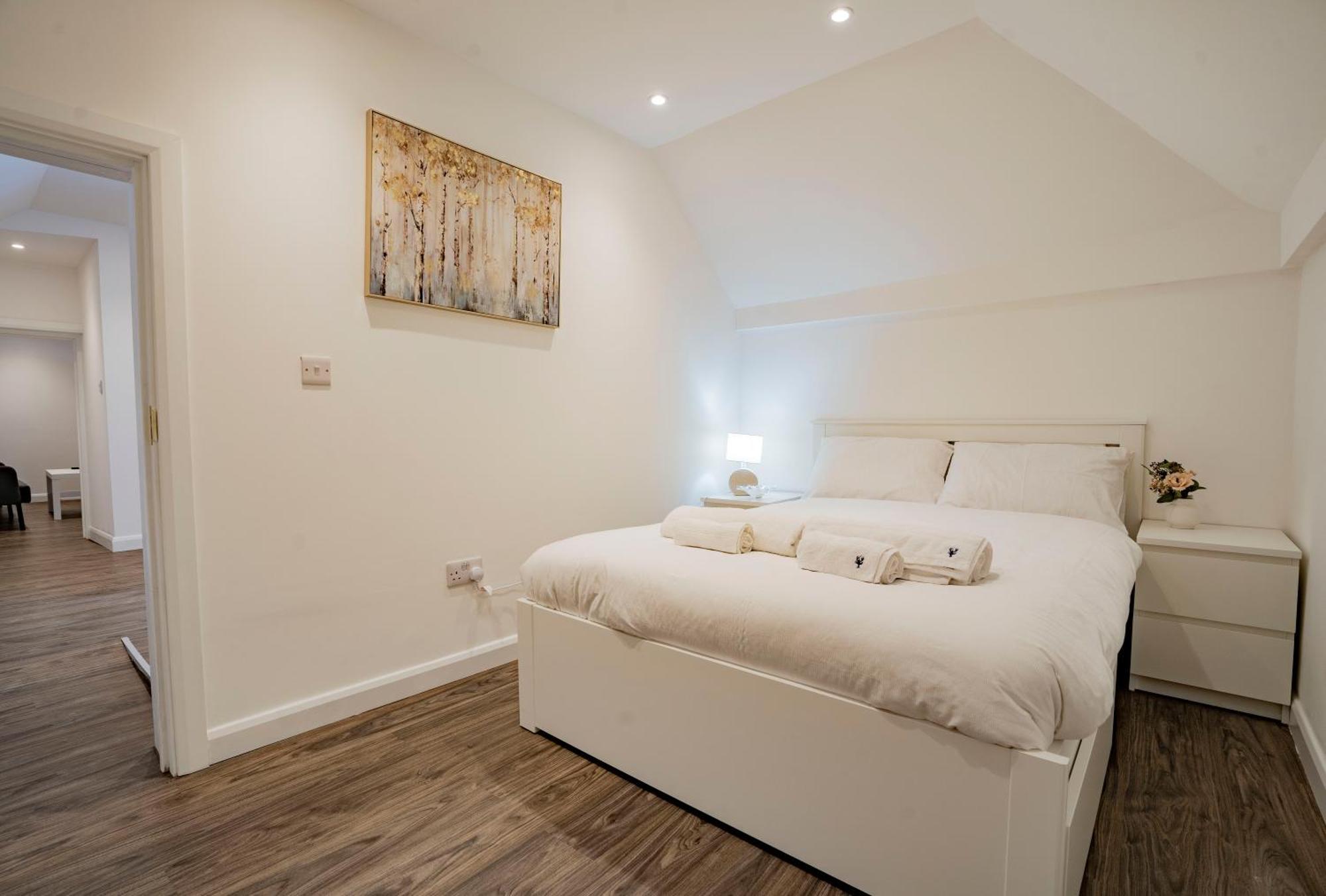 Ideal Hub, 3 Bed Flat Next To The Station Apartment *