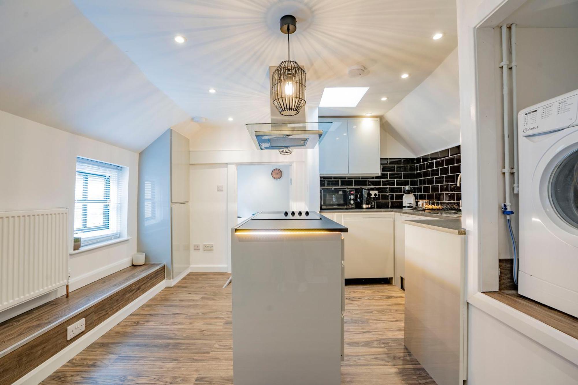 Ideal Hub, 3 Bed Flat Next To The Station * Uxbridge