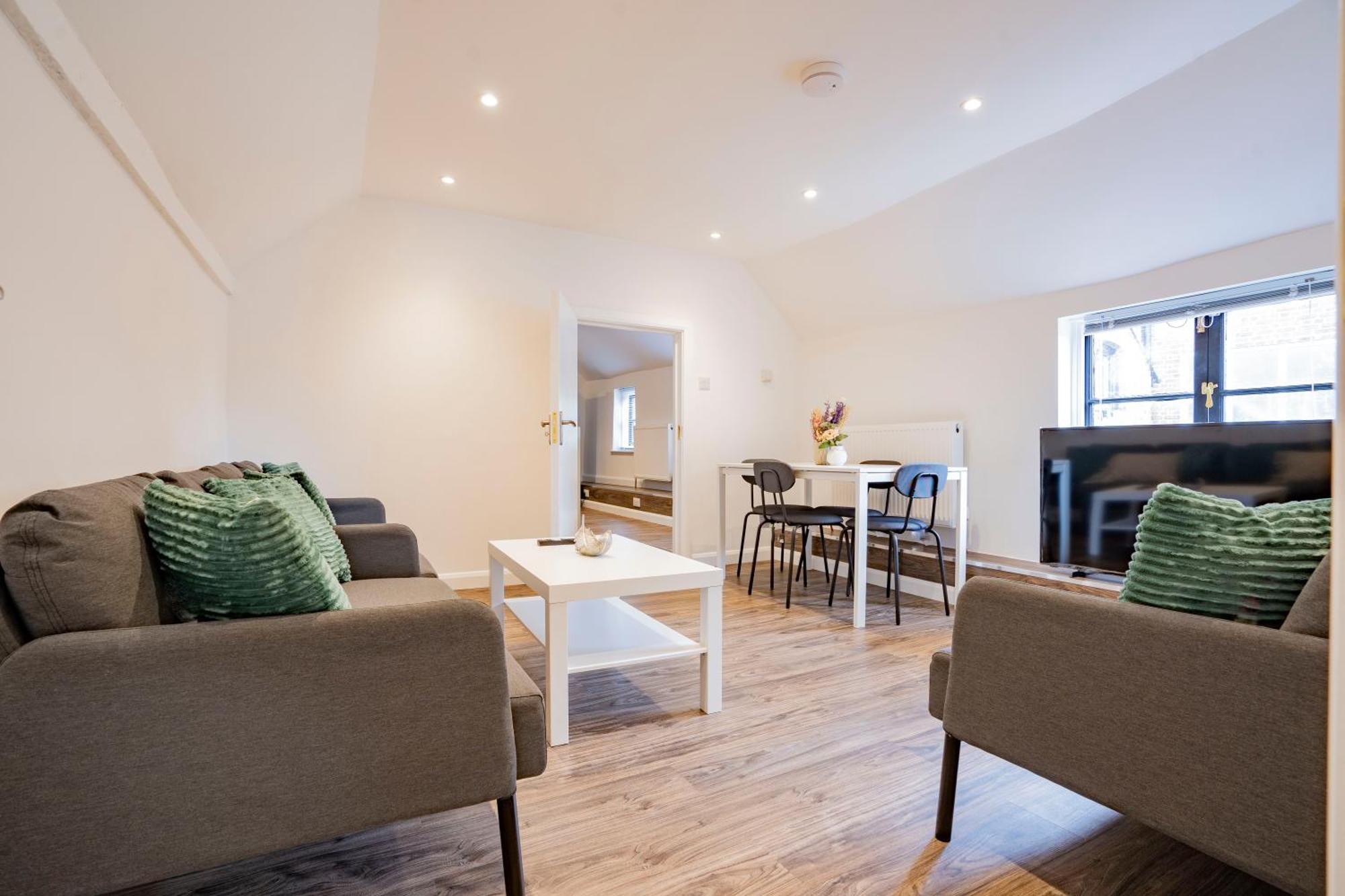 Apartment Ideal Hub, 3 Bed Flat Next To The Station Uxbridge