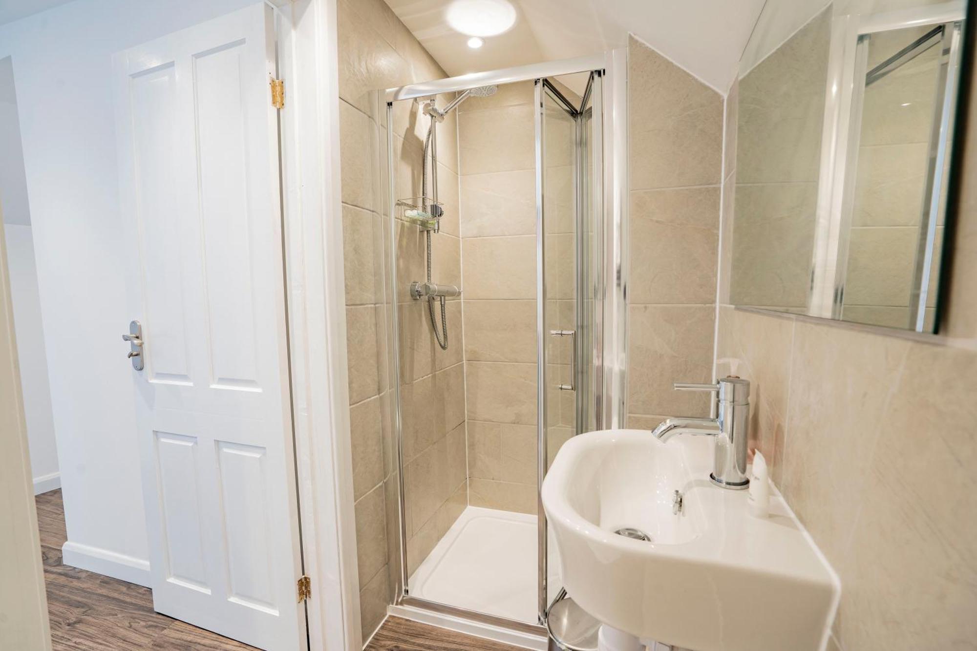 Ideal Hub, 3 Bed Flat Next To The Station Uxbridge
