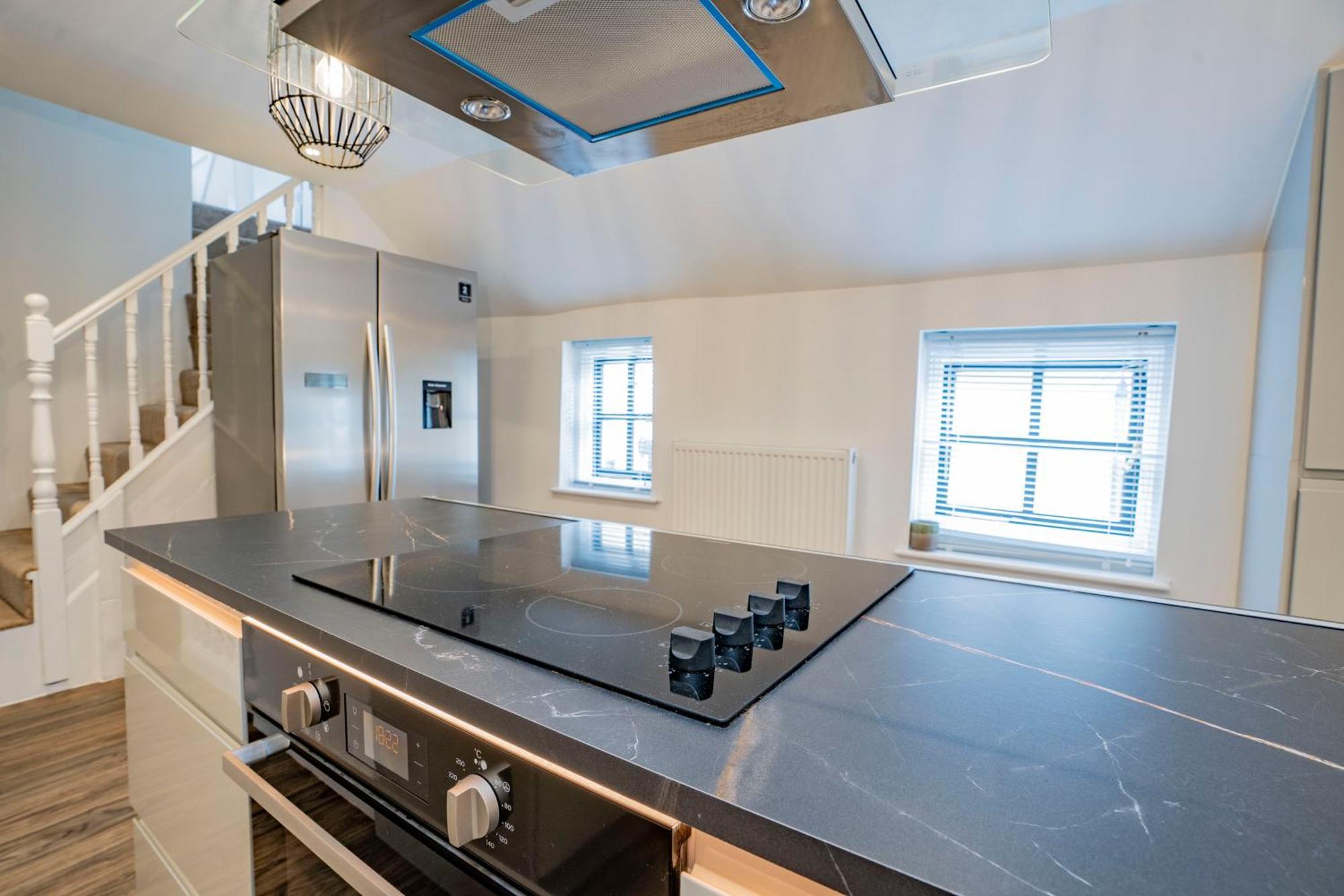 Ideal Hub, 3 Bed Flat Next To The Station