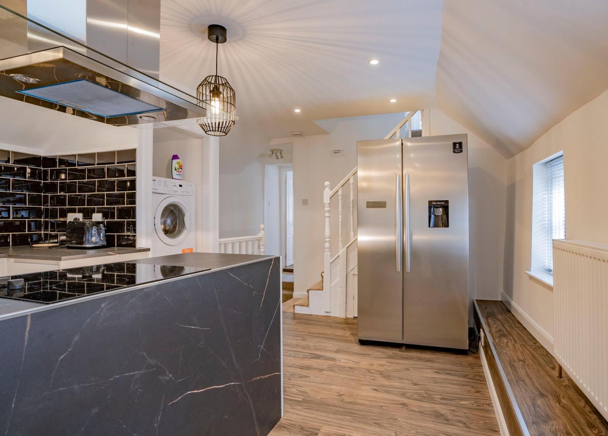 Ideal Hub, 3 Bed Flat Next To The Station Apartment *