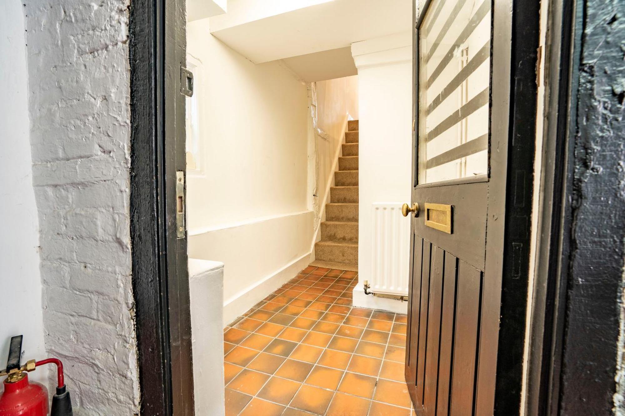 Apartment Ideal Hub, 3 Bed Flat Next To The Station *